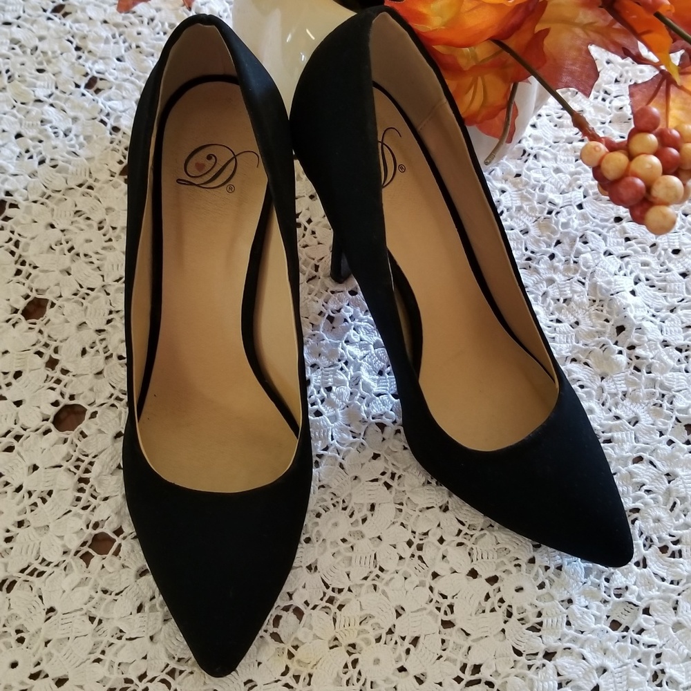 🌼 Beautiful Black Suede Pumps 🌼